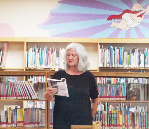 Author and former Leoti resident Melanie Bonner Thomas reads from her book about her family’s fossilhunting adventures.
