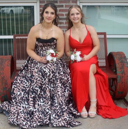 Cheyenne Rutherford and Pyper Ramsey pose on a bench at the Court House. photo courtesy Joanna Beck