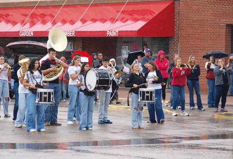 After crossing the 4-way, the band turns around to accompany the cheerleaders’ performance in the intersection. (Unfortunately our photos of that are too blurry.)