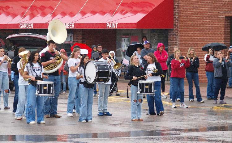 After crossing the 4-way, the band turns around to accompany the cheerleaders’ performance in the intersection. (Unfortunately our photos of that are too blurry.)