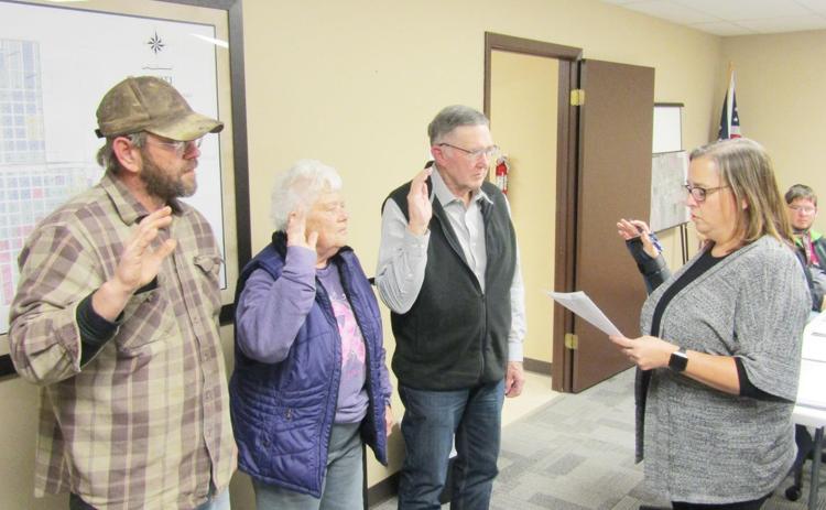 Above Left: City Clerk Jeannine Hassell administers the Oath of Office to new City Councilmembers (L-R) Derek Meyer, Kelma Burch, Greg Graff on Monday, January 3, 2022. Councilmember Tyrrell Tankersley watches in the background. Burch won reelection last November, while Meyer and Graff won open seats vacated by Levi Elder and Jody Crouch (not pictured).